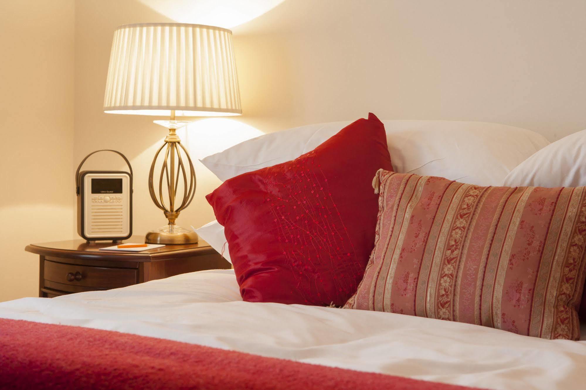 The Bishops Table Hotel Farnham  Eksteriør billede